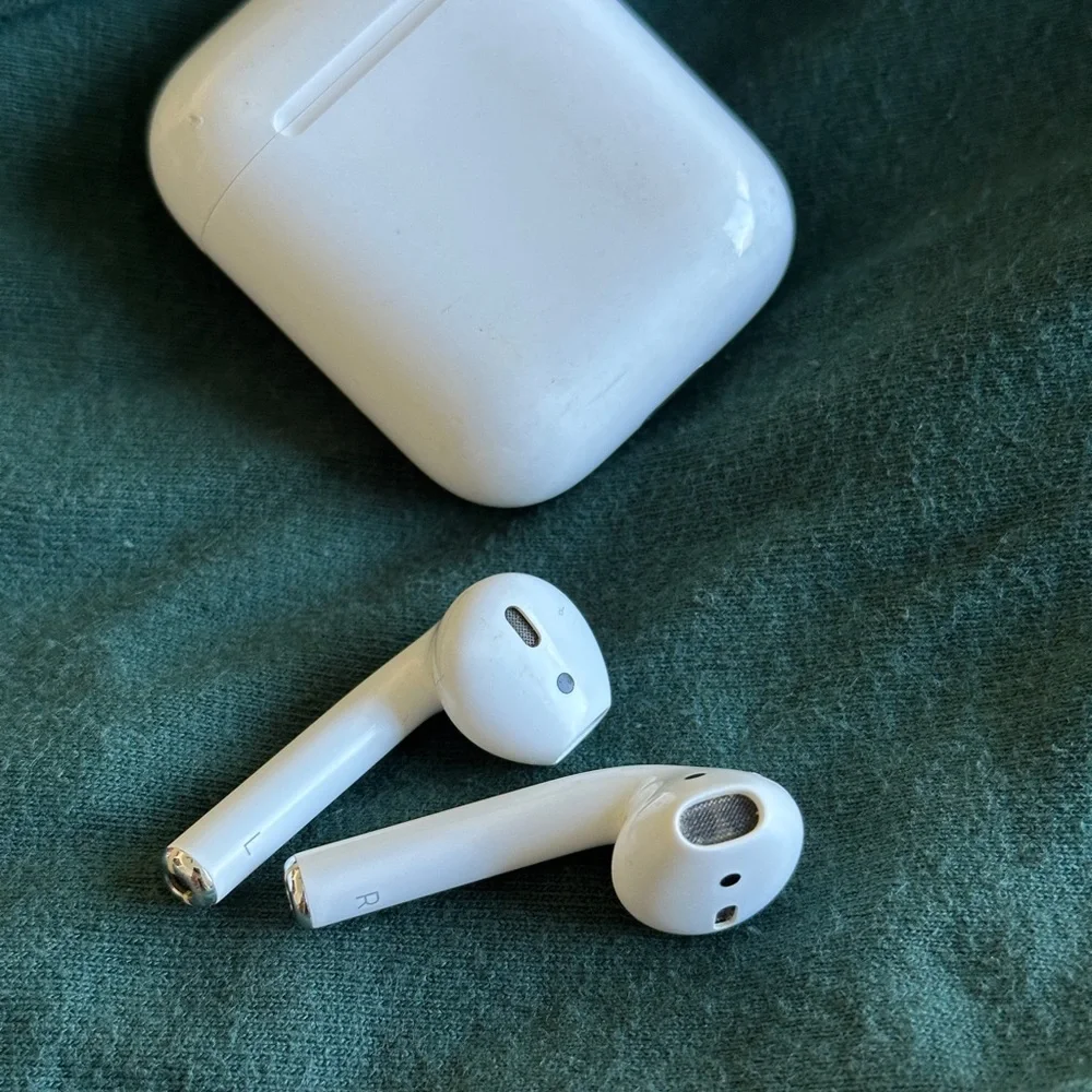 2nd Generation Apple AirPods with Charging Case
